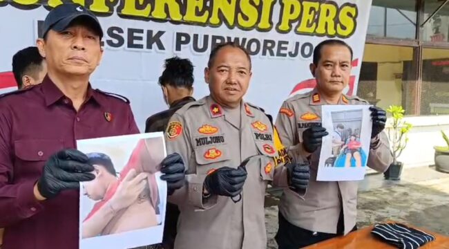 RILIS: Polisi merilis kasus pengeroyokan disertai penganiayaan dengan senjata tajam di Polsek Purworejo, Polres Pasuruan Kota. (Foto: Moh. Rois).