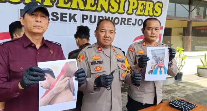
					RILIS: Polisi merilis kasus pengeroyokan disertai penganiayaan dengan senjata tajam di Polsek Purworejo, Polres Pasuruan Kota. (Foto: Moh. Rois).