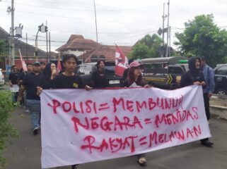 DEMO: Puluhan mahasiswa GMNI saat  demontrasi di depan kantor DPRD Jember. (M. Abd Rozaq Mubarok).

