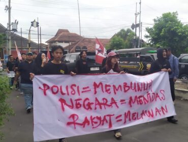 DEMO: Puluhan mahasiswa GMNI saat  demontrasi di depan kantor DPRD Jember. (M. Abd Rozaq Mubarok).
