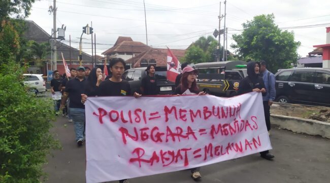 DEMO: Puluhan mahasiswa GMNI saat  demontrasi di depan kantor DPRD Jember. (M. Abd Rozaq Mubarok).
