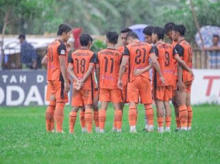 TERANCAM: Para pemain Persipro 54 all-out latihan meski diguyur hujan deras. (Foto: IG persipro54_official).