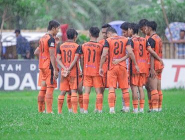 TERANCAM: Para pemain Persipro 54 all-out latihan meski diguyur hujan deras. (Foto: IG persipro54_official).