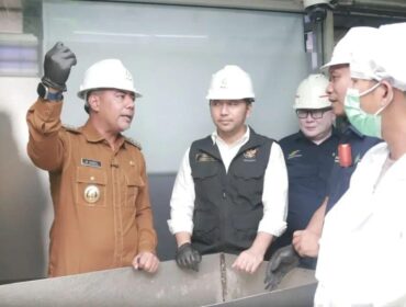 TINJAU: Wagub Jatim, Emil Dardak (tengah) ditemani Bupati Probolinggo, Gus Haris, saat meninjau PG Gending, Selasa (9/9/25) siang. (foto: Kominfo Kab. Probolinggo).
