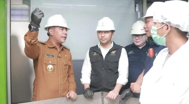 TINJAU: Wagub Jatim, Emil Dardak (tengah) ditemani Bupati Probolinggo, Gus Haris, saat meninjau PG Gending, Selasa (9/9/25) siang. (foto: Kominfo Kab. Probolinggo).
