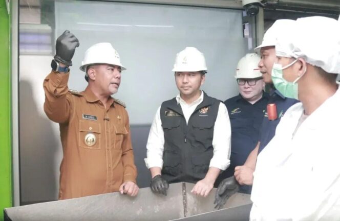 
					TINJAU: Wagub Jatim, Emil Dardak (tengah) ditemani Bupati Probolinggo, Gus Haris, saat meninjau PG Gending, Selasa (9/9/25) siang. (foto: Kominfo Kab. Probolinggo).
