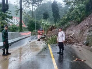 LONGSOR: Jalur Piket Nol Lumajang mengalami tanah longsor sehingga buka-tutup jalur diberlakukan agar arus lalu-lintas tidak macet total. (Foto: Asmadi)