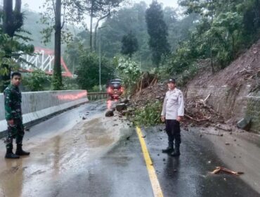 LONGSOR: Jalur Piket Nol Lumajang mengalami tanah longsor sehingga buka-tutup jalur diberlakukan agar arus lalu-lintas tidak macet total. (Foto: Asmadi)