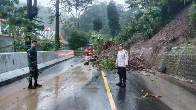 
					LONGSOR: Jalur Piket Nol Lumajang mengalami tanah longsor sehingga buka-tutup jalur diberlakukan agar arus lalu-lintas tidak macet total. (Foto: Asmadi)