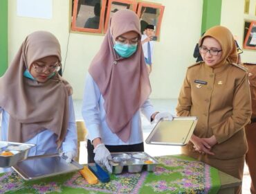 KONTROL: Bupati Lumajang, Indah Amperawati saat mengecek proses pengolahan makanan di dapur MBG. (foto: Asmadi)
