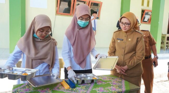 KONTROL: Bupati Lumajang, Indah Amperawati saat mengecek proses pengolahan makanan di dapur MBG. (foto: Asmadi)