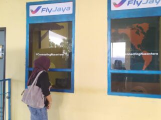 BELI TIKET: Warga saat membeli tiket secara offline di Bandara Notohadinegoro Jember  (Foto: M. Abd Rozaq Mubarok).
