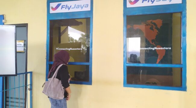 BELI TIKET: Warga saat membeli tiket secara offline di Bandara Notohadinegoro Jember  (Foto: M. Abd Rozaq Mubarok).
