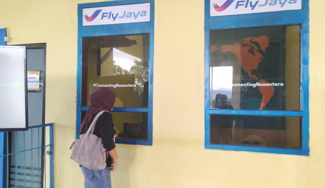 
					BELI TIKET: Warga saat membeli tiket secara offline di Bandara Notohadinegoro Jember  (Foto: M. Abd Rozaq Mubarok).
