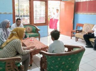 INTEROGASI: Unit PPA Satreskrim Polres Probolinggo Kota saat memintai keterangan RF di SDN Kanigaran 6. (Foto: istimewa)
