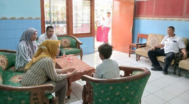 INTEROGASI: Unit PPA Satreskrim Polres Probolinggo Kota saat memintai keterangan RF di SDN Kanigaran 6. (Foto: istimewa)
