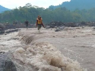 LAHAR HUJAN: Hujan deras yang mengguyur kawasan lereng Gunung Semeru memicu banjir lahan hujan. (Foto: Istimewa).
