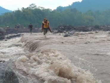LAHAR HUJAN: Hujan deras yang mengguyur kawasan lereng Gunung Semeru memicu banjir lahan hujan. (Foto: Istimewa).
