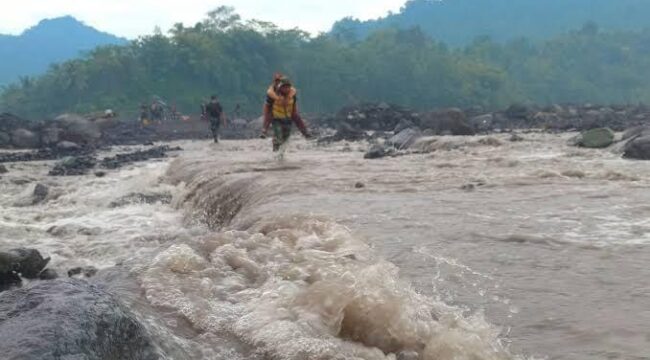 LAHAR HUJAN: Hujan deras yang mengguyur kawasan lereng Gunung Semeru memicu banjir lahan hujan. (Foto: Istimewa).
