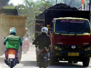 BERESIKO: Aktivitas buruh tambang di Lumajang yang dinilai memiliki resiko tinggi dalam pekerjaannya. (foto: Asmadi)