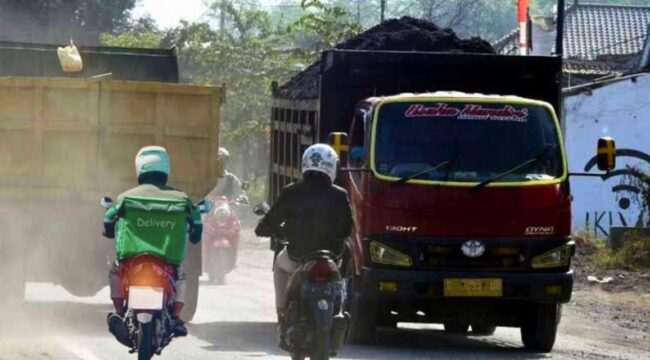 BERESIKO: Aktivitas buruh tambang di Lumajang yang dinilai memiliki resiko tinggi dalam pekerjaannya. (foto: Asmadi)