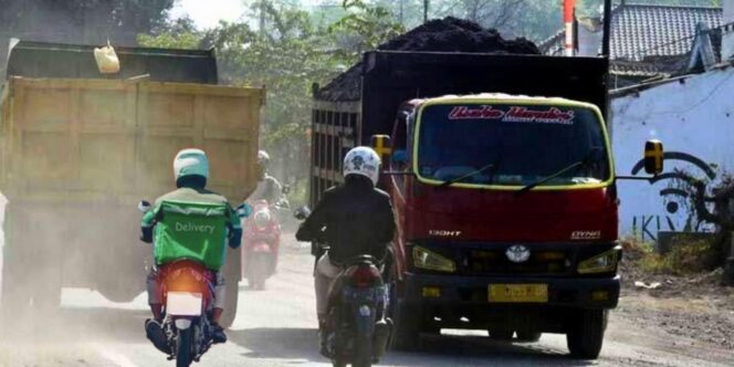 
					BERESIKO: Aktivitas buruh tambang di Lumajang yang dinilai memiliki resiko tinggi dalam pekerjaannya. (foto: Asmadi)