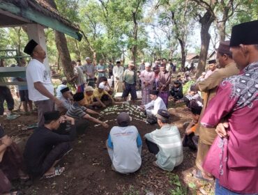 DIKEBUMIKAN: Jasad korban meninggal banjir Bali, Endang Cahayaning Ayu, dikebumikan di kampung halamannya di Desa Sumurmati, Sumberasih, Probolinggo. (foto: Hafiz Rozani)
