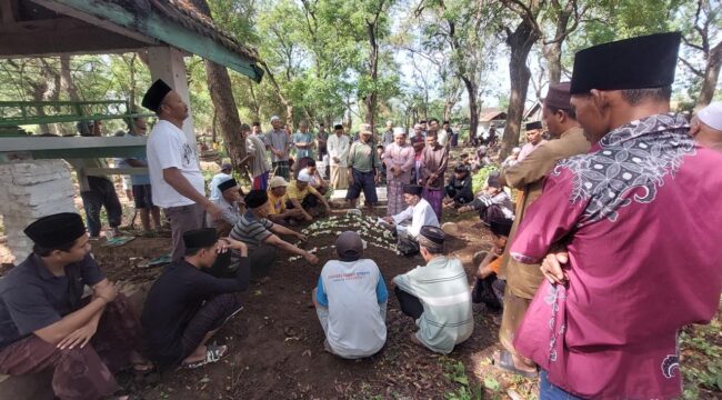 DIKEBUMIKAN: Jasad korban meninggal banjir Bali, Endang Cahayaning Ayu, dikebumikan di kampung halamannya di Desa Sumurmati, Sumberasih, Probolinggo. (foto: Hafiz Rozani)