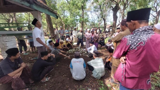 
					DIKEBUMIKAN: Jasad korban meninggal banjir Bali, Endang Cahayaning Ayu, dikebumikan di kampung halamannya di Desa Sumurmati, Sumberasih, Probolinggo. (foto: Hafiz Rozani)