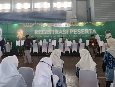 OPTIMIS:
Peserta saat melakukan registrasi MTQ ke-30 tingkat Provinsi Jawa Timur di GOR PKPSO Kaliwates, Jember, Kamis (11/9/25). (Foto: M. Abd Rozaq Mubarok)