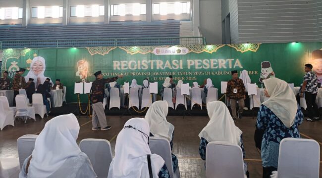 OPTIMIS:
Peserta saat melakukan registrasi MTQ ke-30 tingkat Provinsi Jawa Timur di GOR PKPSO Kaliwates, Jember, Kamis (11/9/25). (Foto: M. Abd Rozaq Mubarok)