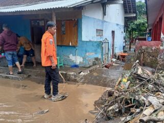 BANJIR: Hujan deras mengakibatkan luapan air sungai disertai lumpur merendam jalan desa di Desa Sumbersalak, Ledokombo, Jember, Rabu, (10/9/25) lalu. (Foto: M. Abd Rozaq Mubarok). 
