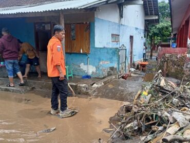 BANJIR: Hujan deras mengakibatkan luapan air sungai disertai lumpur merendam jalan desa di Desa Sumbersalak, Ledokombo, Jember, Rabu, (10/9/25) lalu. (Foto: M. Abd Rozaq Mubarok). 
