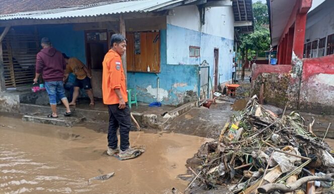 
					BANJIR: Hujan deras mengakibatkan luapan air sungai disertai lumpur merendam jalan desa di Desa Sumbersalak, Ledokombo, Jember, Rabu, (10/9/25) lalu. (Foto: M. Abd Rozaq Mubarok). 
