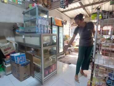 KEMALINGAN: Anak pemilik toko menunjukkan lokasi beras yang dicuri oleh oknum anggota Satpol PP Kota Probolinggo. (foto: Hafiz Rozani)