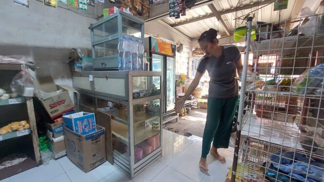 
					KEMALINGAN: Anak pemilik toko menunjukkan lokasi beras yang dicuri oleh oknum anggota Satpol PP Kota Probolinggo. (foto: Hafiz Rozani)