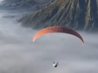 Tangkapan layar video aktivitas paralayang di kawasan Bromo yang viral di media sosial