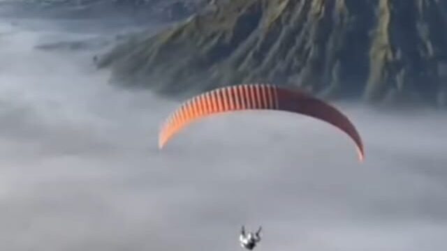 Tangkapan layar video aktivitas paralayang di kawasan Bromo yang viral di media sosial