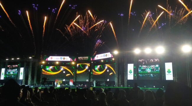 MERIAH: Pembukaan MTQ XXXI Tingkat Provinsi Jawa Timur di Stadion Jember Sport Garden Kecamatan Ajung, Sabtu (13/9/25) malam. (Foto: M. Abd Rozaq Mubarok).