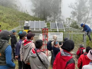 Pemasangan dua ala Automatic Weather Station (AWS) dan Automatic Rain Gauge (ARG) di Lumajang.