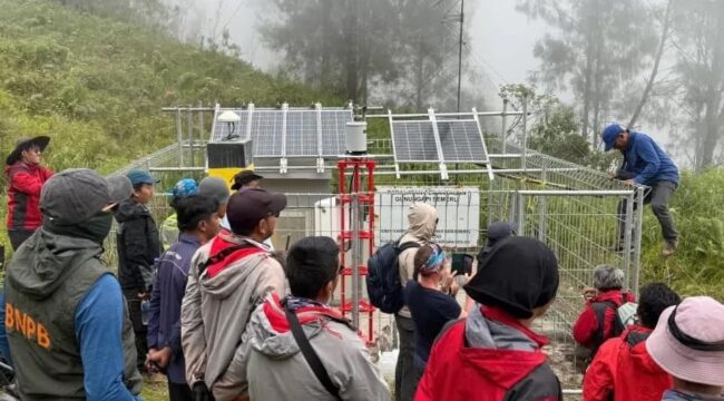Pemasangan dua ala Automatic Weather Station (AWS) dan Automatic Rain Gauge (ARG) di Lumajang.