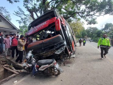 LAKA MAUT: Kondisi bus pariwisata pasca mengalami kecelakaan maut di jalur wisata Bromo Probolinggo. (foto: Hafiz Rozani)