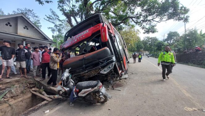 
					LAKA MAUT: Kondisi bus pariwisata pasca mengalami kecelakaan maut di jalur wisata Bromo Probolinggo. (foto: Hafiz Rozani)