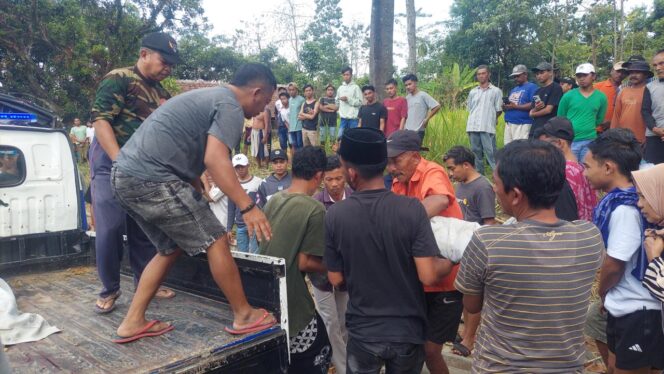 
					EVAKUASI: Korban laka bus di jalur Bromo Probolinggo saat dievakuasi ke rumah sakit. (foto: Hafiz Rozani).