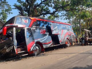 KECELAKAAN: Kondisi bus pariwisata yang mengalami kecelakaan di jalur wisata Bromo, Probolinggo. (foto: Hafiz Rozani)
