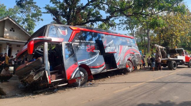 KECELAKAAN: Kondisi bus pariwisata yang mengalami kecelakaan di jalur wisata Bromo, Probolinggo. (foto: Hafiz Rozani)
