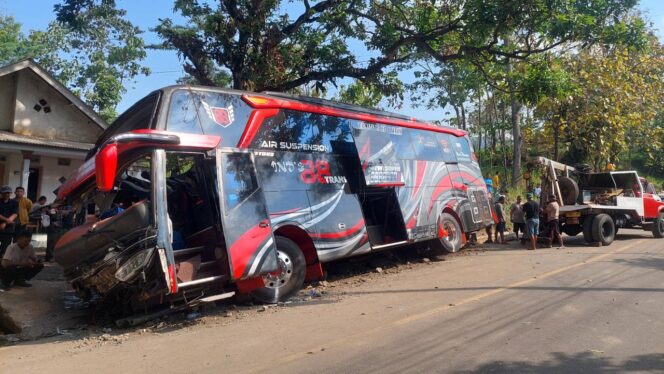 
					KECELAKAAN: Kondisi bus pariwisata yang mengalami kecelakaan di jalur wisata Bromo, Probolinggo. (foto: Hafiz Rozani)
