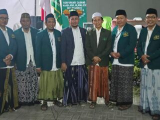 PERALIHAN: KH. Hafidzul Hakim Noer bersama KH. Wasik Hannan (tengah) pasca terpilih sebagai Ketua Tanfidz dan Rois Syuriah PCNU Kota Kraksaan. (foto: Andi Efendi).