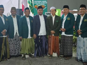 PERALIHAN: KH. Hafidzul Hakim Noer bersama KH. Wasik Hannan (tengah) pasca terpilih sebagai Ketua Tanfidz dan Rois Syuriah PCNU Kota Kraksaan. (foto: Andi Efendi).