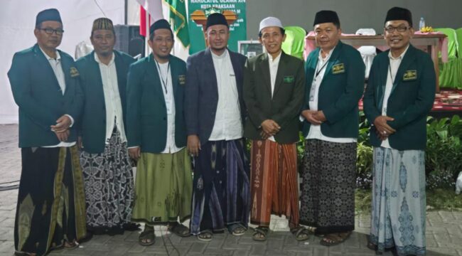 PERALIHAN: KH. Hafidzul Hakim Noer bersama KH. Wasik Hannan (tengah) pasca terpilih sebagai Ketua Tanfidz dan Rois Syuriah PCNU Kota Kraksaan. (foto: Andi Efendi).
